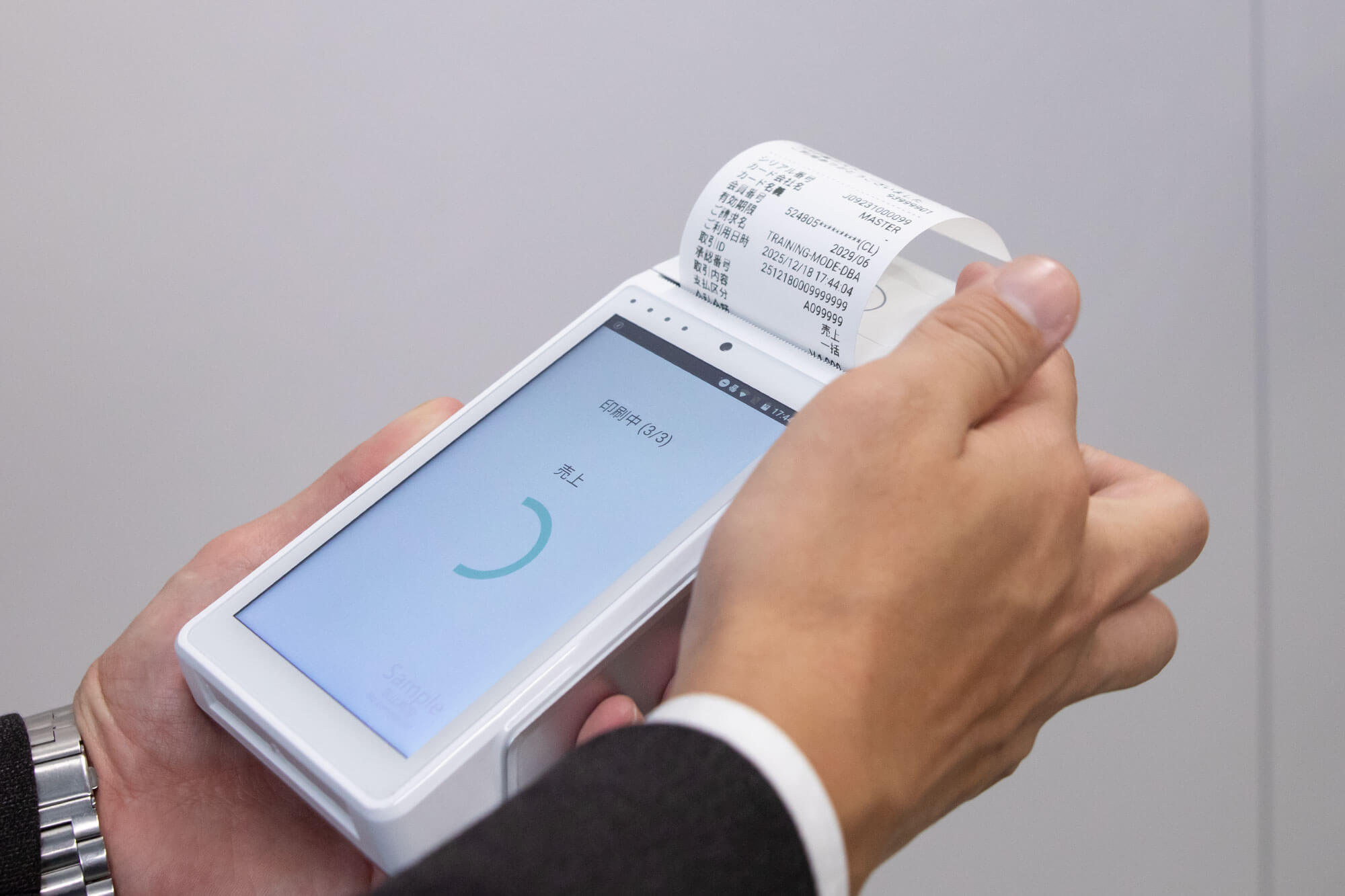 アルファポータブルでレシートを発行している様子