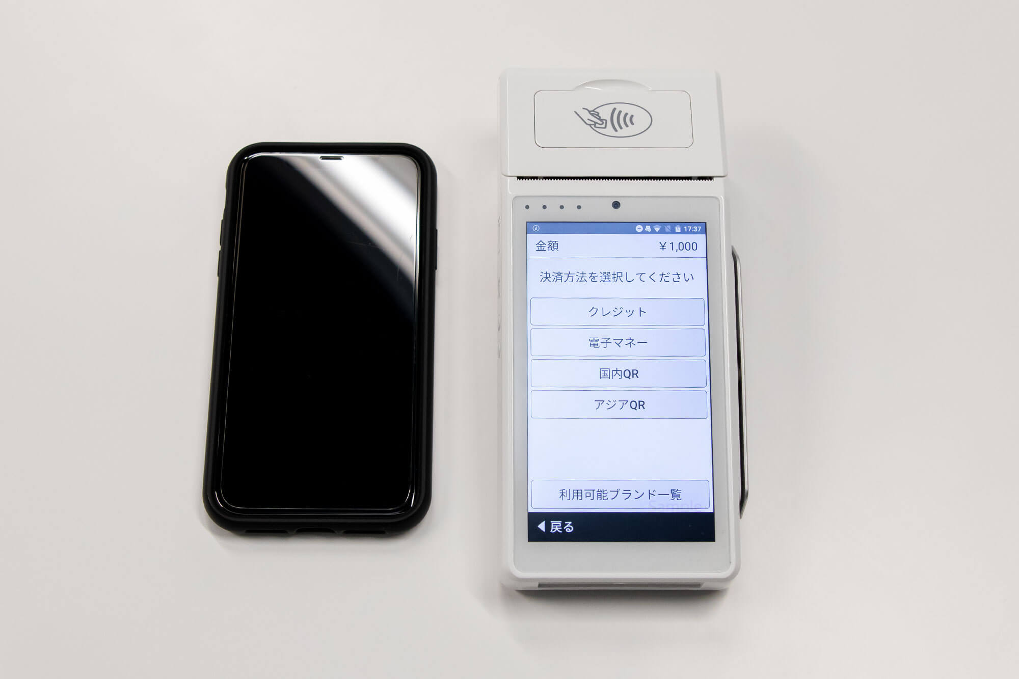 アルファポータブルとiPhoneを並べたところ