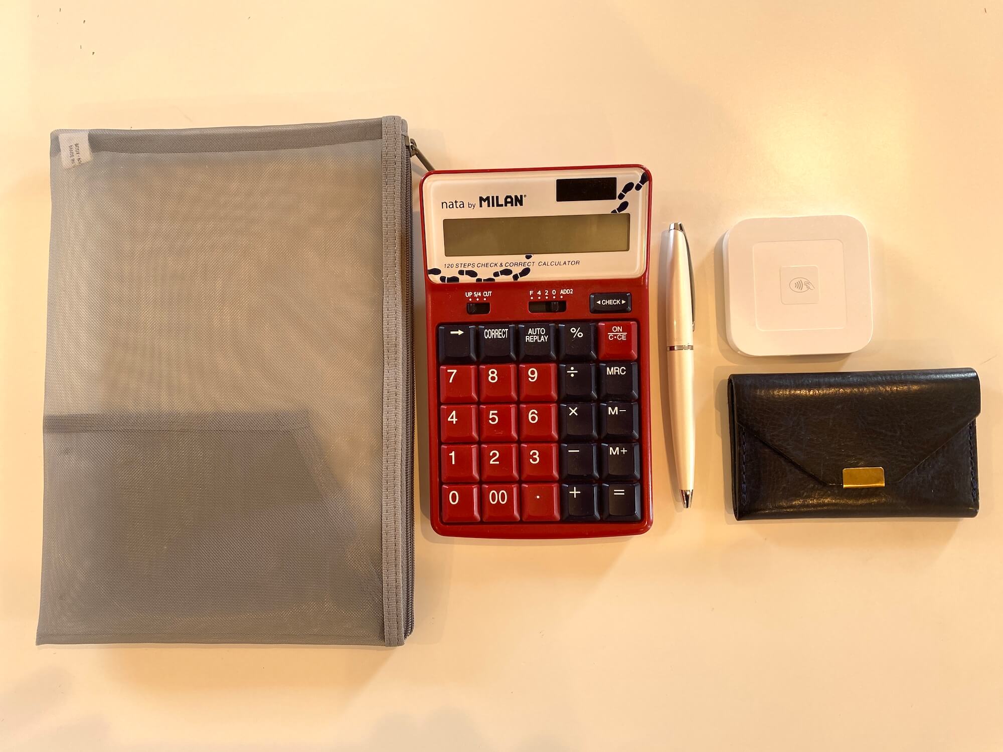 出張訪問サービスで持ち運ぶ事務用品と小型決済端末のイメージ